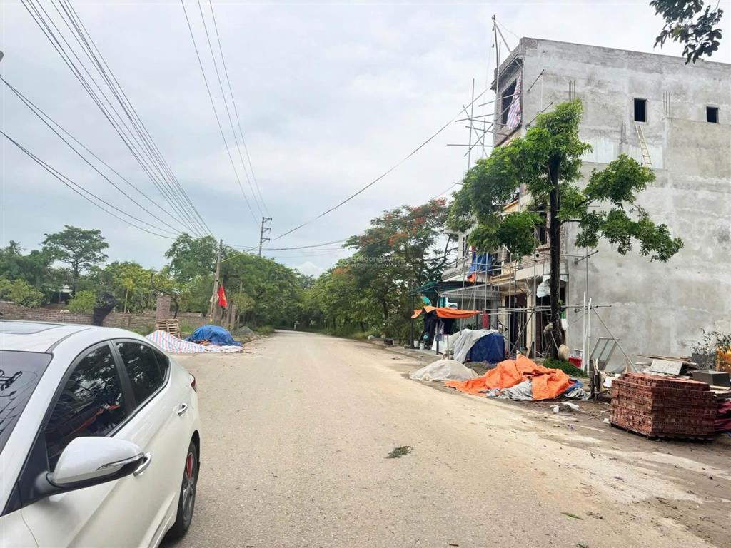 Đất đấu giá vị trí lõi công nghệ cao hòa lạc
trục chính đường nhựa 10m vỉa hè 3m
diện tích 70