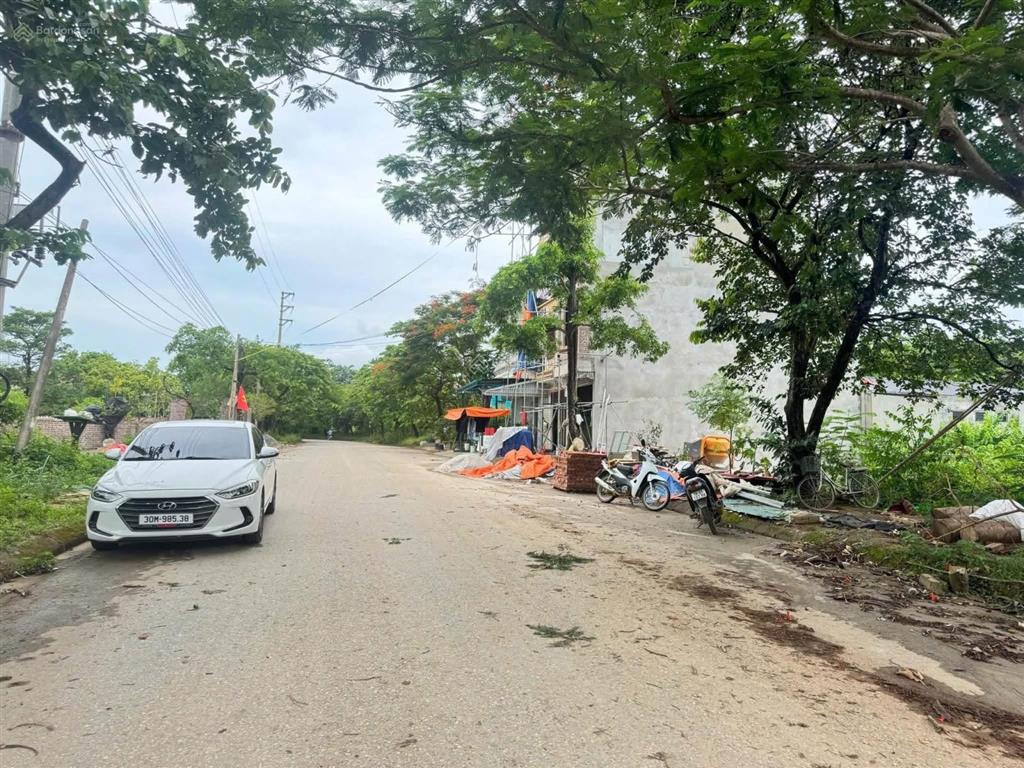 Đất đấu giá vị trí lõi công nghệ cao hòa lạc
trục chính đường nhựa 10m vỉa hè 3m
diện tích 70