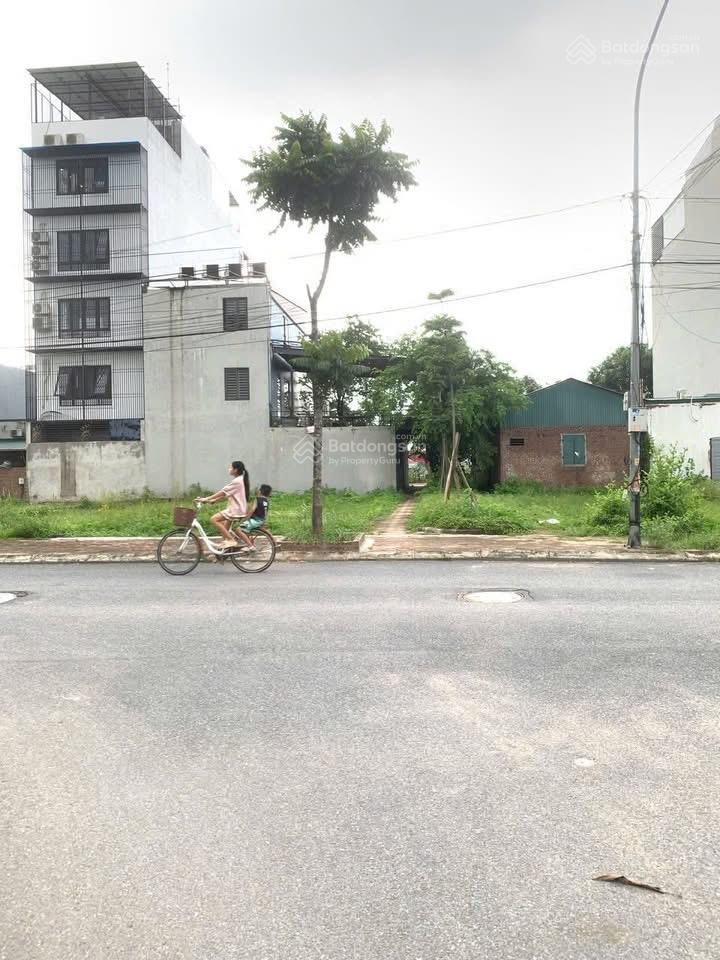 Cần bán lô góc đấu giá dg06 trung tâm thị trấn quốc oai
dt=120m. mt 6m. sổ hồng giá tốt
