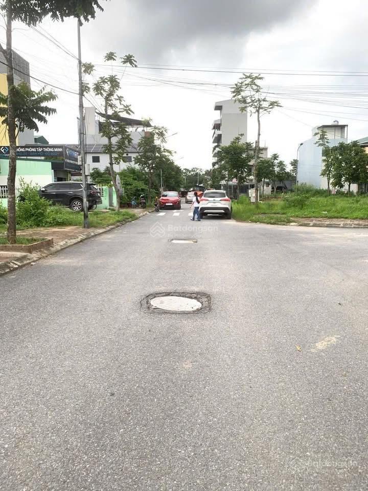 Cần bán lô góc đấu giá dg06 trung tâm thị trấn quốc oai
dt=120m. mt 6m. sổ hồng giá tốt