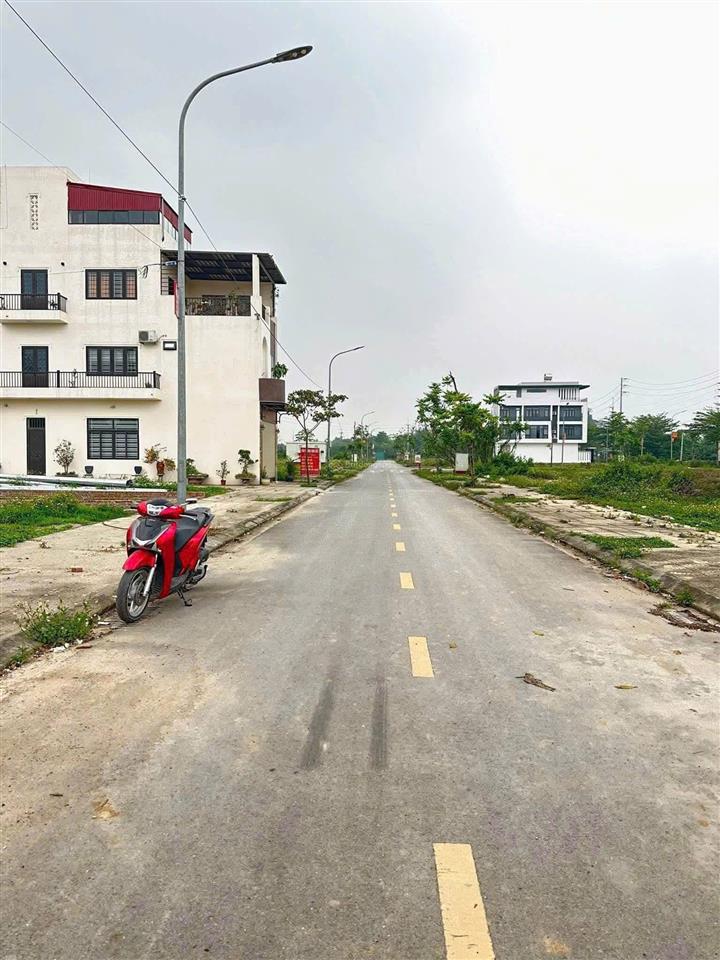 Em cần bán lô đất đấu giá khánh tân  sài sơn  quốc oai. 100m không lỗi lầm