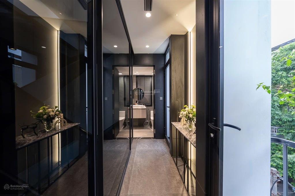 Phân lô hoàng cầu  lô góc 3 mặt tiền 3 mặt oto tránh  68m*8tầng thang máy  an ninh dân trí đỉnh