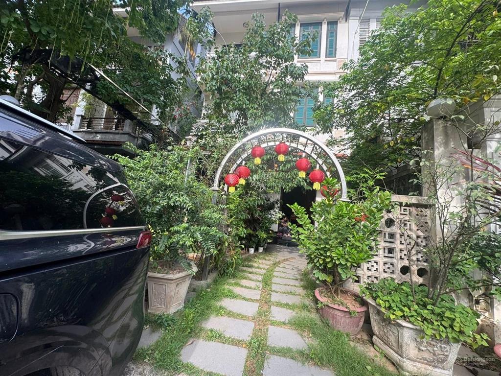 Biệt thự phố đội nhân  vị trí vàng  oto đỗ thoải mái  sân vườn vỉa hè sân chơi  khu biệt lập