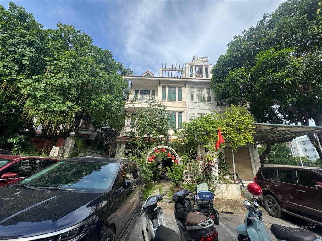 Biệt thự phố đội nhân  vị trí vàng  oto đỗ thoải mái  sân vườn vỉa hè sân chơi  khu biệt lập