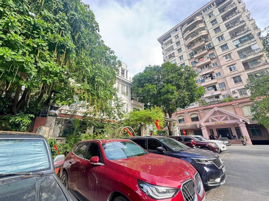 Biệt thự phố đội nhân  vị trí vàng  oto đỗ thoải mái  sân vườn vỉa hè sân chơi  khu biệt lập