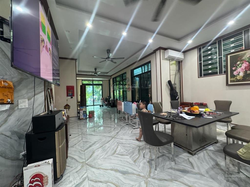 Biệt thự phố đội nhân  vị trí vàng  oto đỗ thoải mái  sân vườn vỉa hè sân chơi  khu biệt lập
