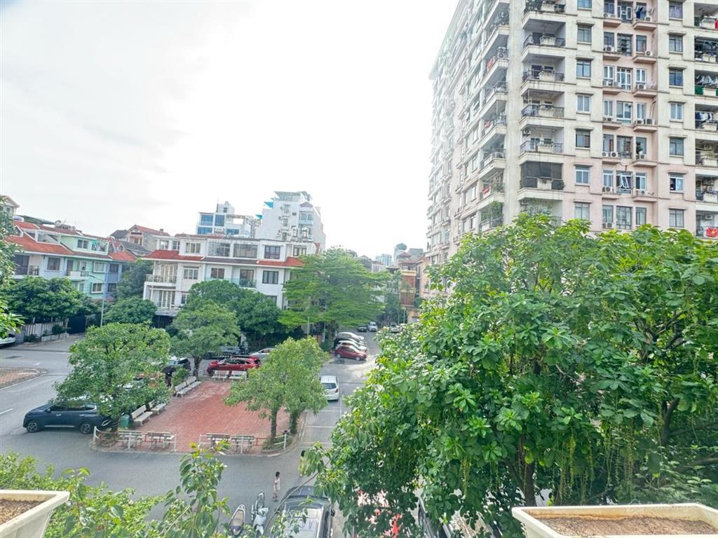 Biệt thự phố đội nhân  vị trí vàng  oto đỗ thoải mái  sân vườn vỉa hè sân chơi  khu biệt lập