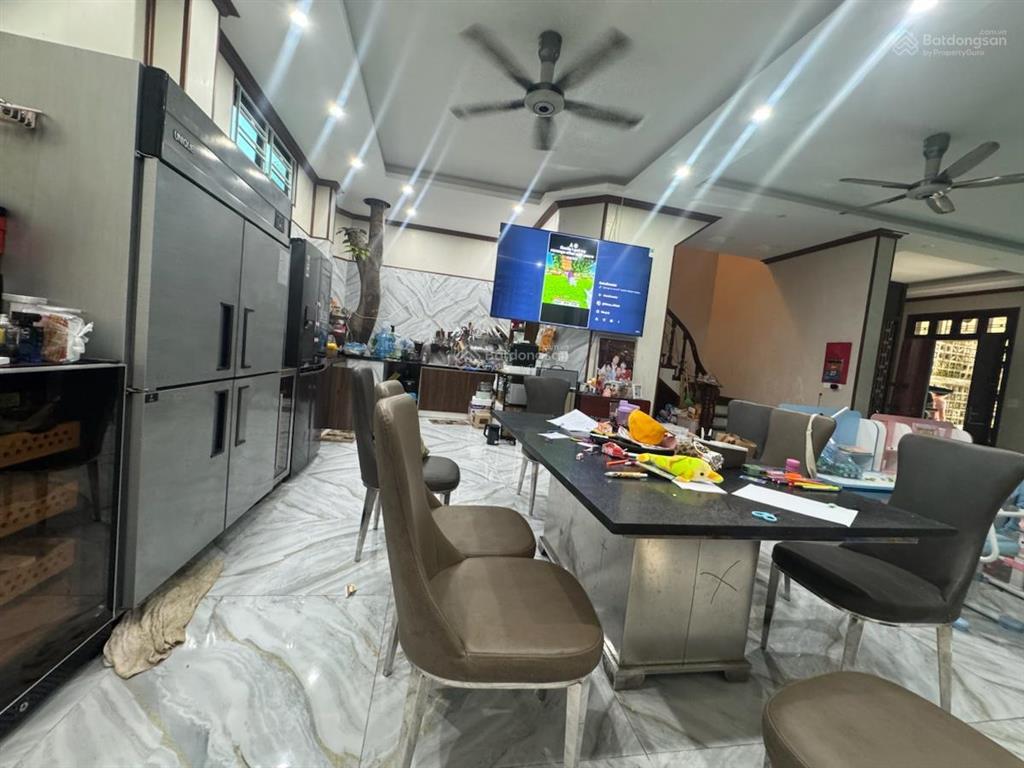 Biệt thự phố đội nhân  vị trí vàng  oto đỗ thoải mái  sân vườn vỉa hè sân chơi  khu biệt lập