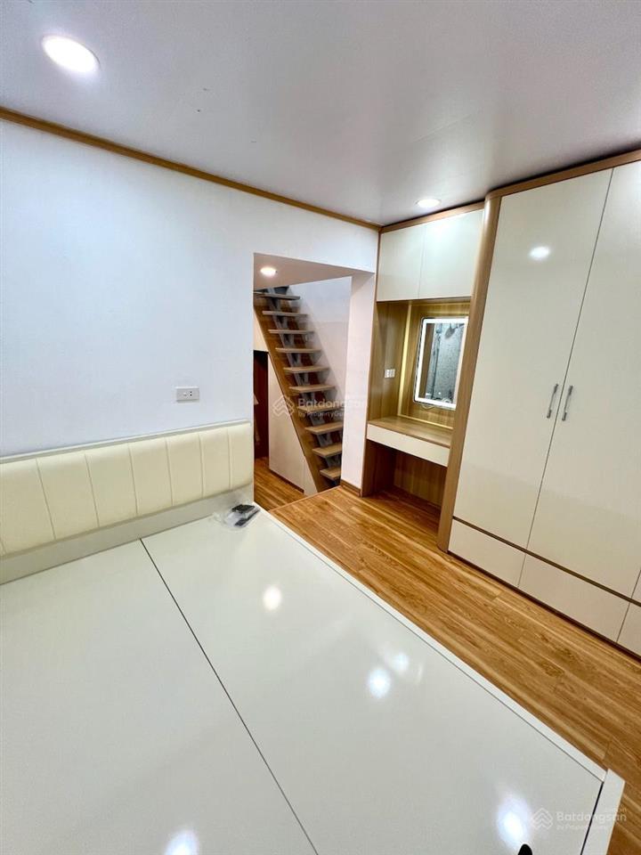 Căn tập thể tầng 3 lò đúc  50m 2 ngủ vskk  sân rộng để xe, nhà thoáng trước sau