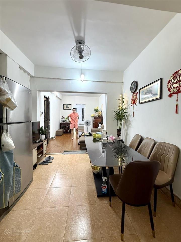 Tầng 2  tập thể quân đội cầu giấy, ngõ ô tô  sổ đỏ cc 75m2 2 ngủ  2 mặt thoáng  nhỉnh 3 tỷ