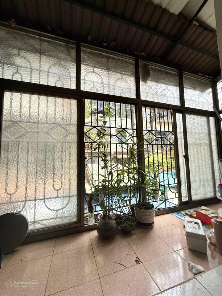 Tầng 2  tập thể quân đội cầu giấy, ngõ ô tô  sổ đỏ cc 75m2 2 ngủ  2 mặt thoáng  nhỉnh 3 tỷ