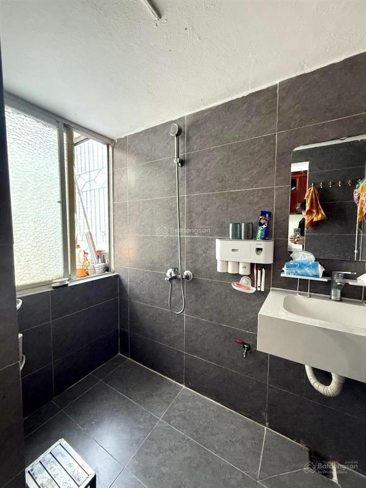 Tầng 2  tập thể quân đội cầu giấy, ngõ ô tô  sổ đỏ cc 75m2 2 ngủ  2 mặt thoáng  nhỉnh 3 tỷ