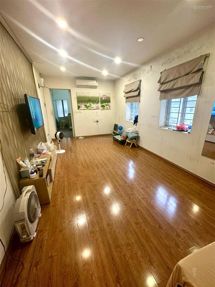 Tầng 2 tập thể ngọc khánh, nguyễn công hoan  sổ đỏ căn góc 100m 3 ngủ 2wc  ô tô đỗ ngoài cổng