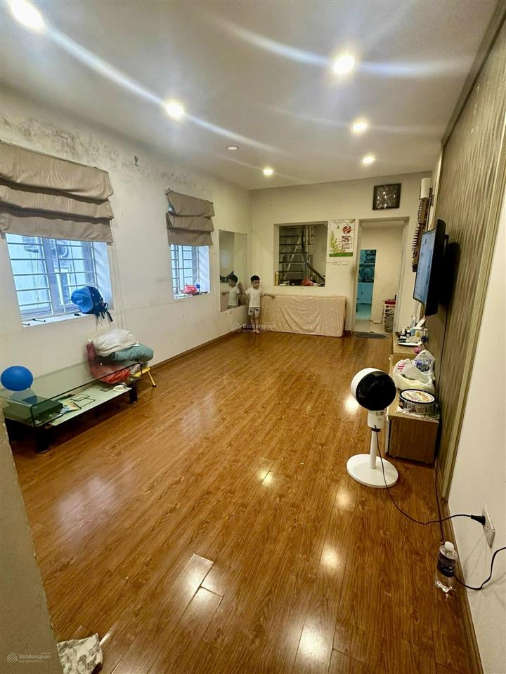 Tầng 2 tập thể ngọc khánh, nguyễn công hoan  sổ đỏ căn góc 100m 3 ngủ 2wc  ô tô đỗ ngoài cổng