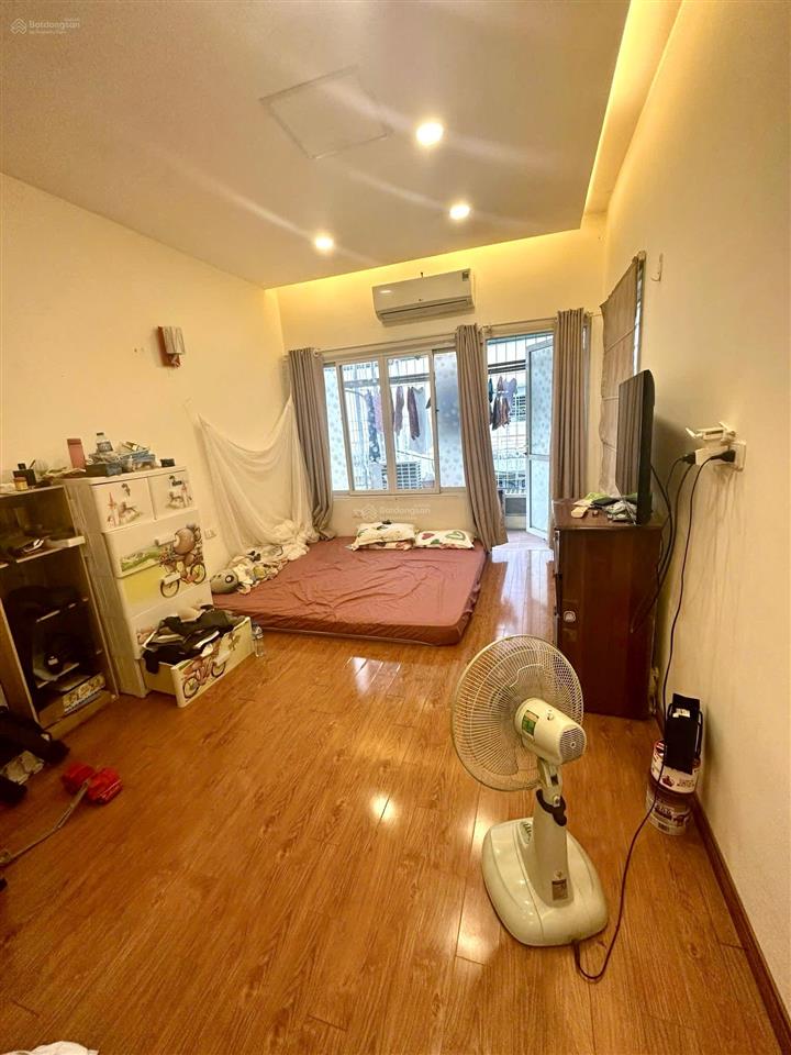 Tầng 2 tập thể ngọc khánh, nguyễn công hoan  sổ đỏ căn góc 100m 3 ngủ 2wc  ô tô đỗ ngoài cổng