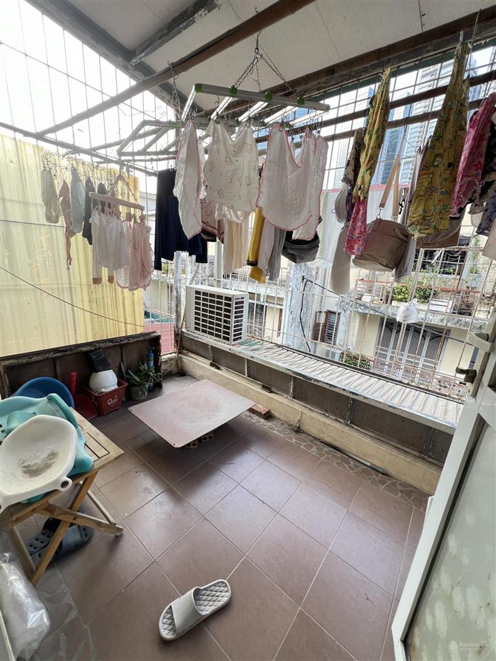 Tầng 2 tập thể ngọc khánh, nguyễn công hoan  sổ đỏ căn góc 100m 3 ngủ 2wc  ô tô đỗ ngoài cổng