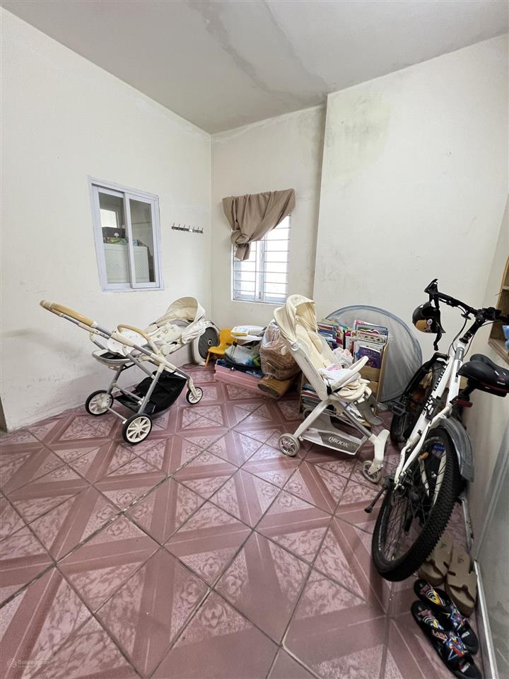 Tầng 2 tập thể ngọc khánh, nguyễn công hoan  sổ đỏ căn góc 100m 3 ngủ 2wc  ô tô đỗ ngoài cổng