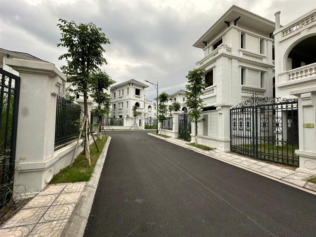 Chính chủ gửi bán căn bt song lập 240m2 đường 11,4m gần hồ điều hòa trung tâm dự án kđt vườn cam
