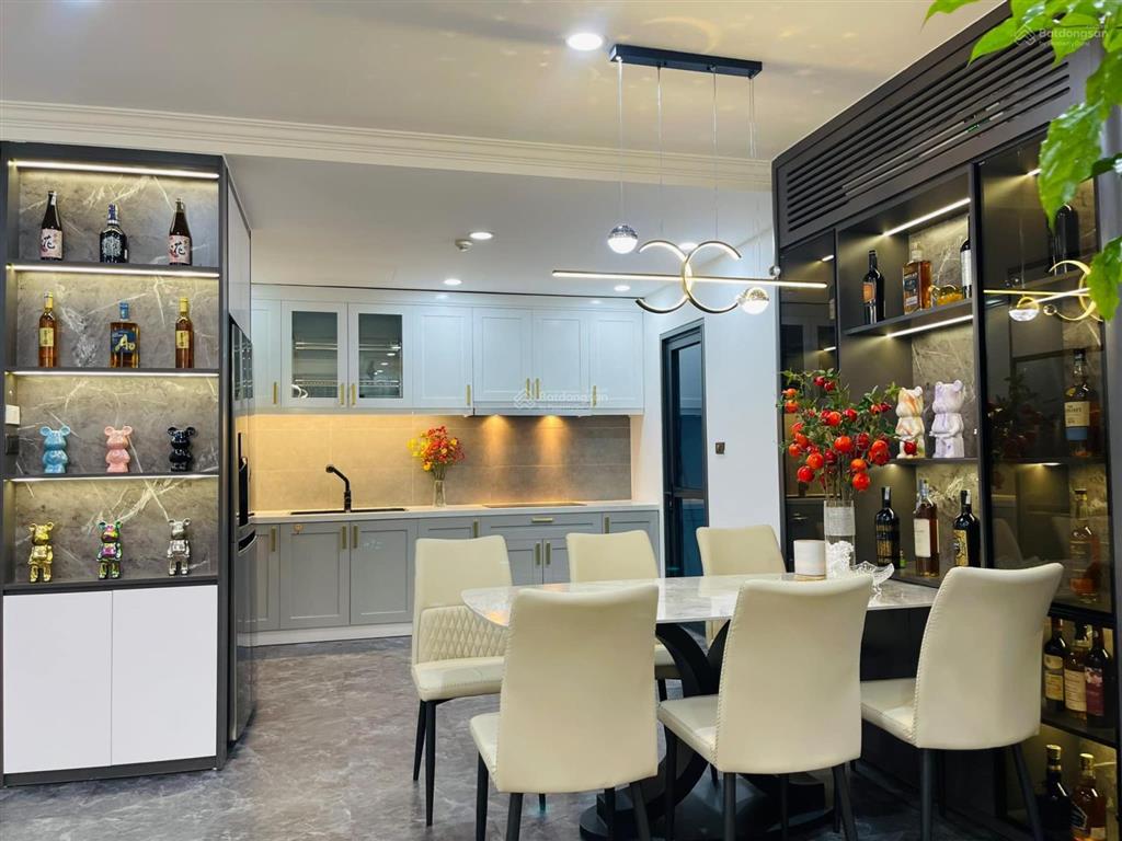 Gia đình em cần cho thuê căn 3 ngủ gold mark city nhà sẵn đồ cơ bản 12tr, full đồ 14tr