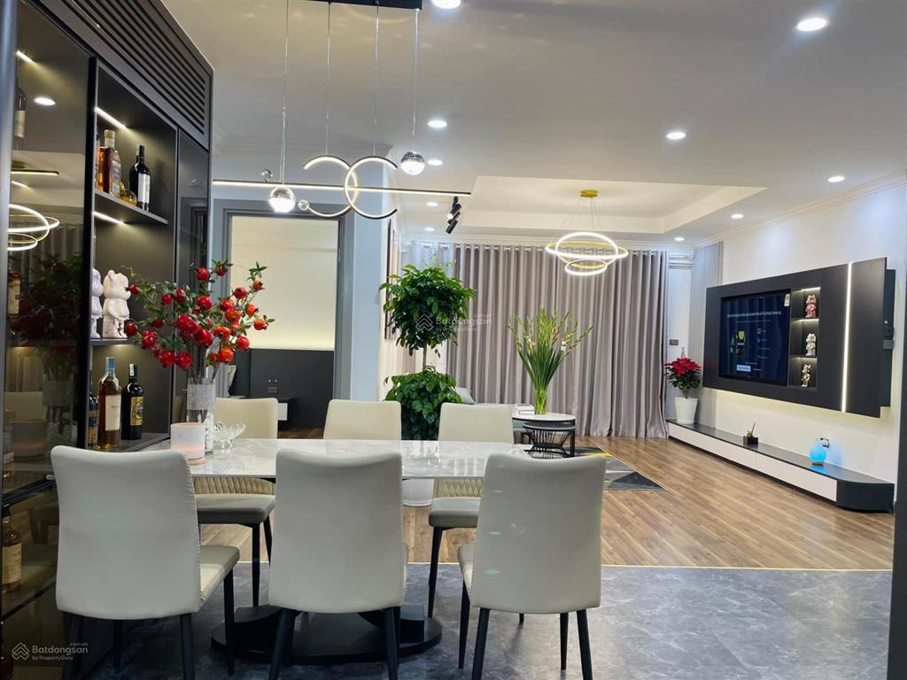 Gia đình em cần cho thuê căn 3 ngủ gold mark city nhà sẵn đồ cơ bản 12tr, full đồ 14tr