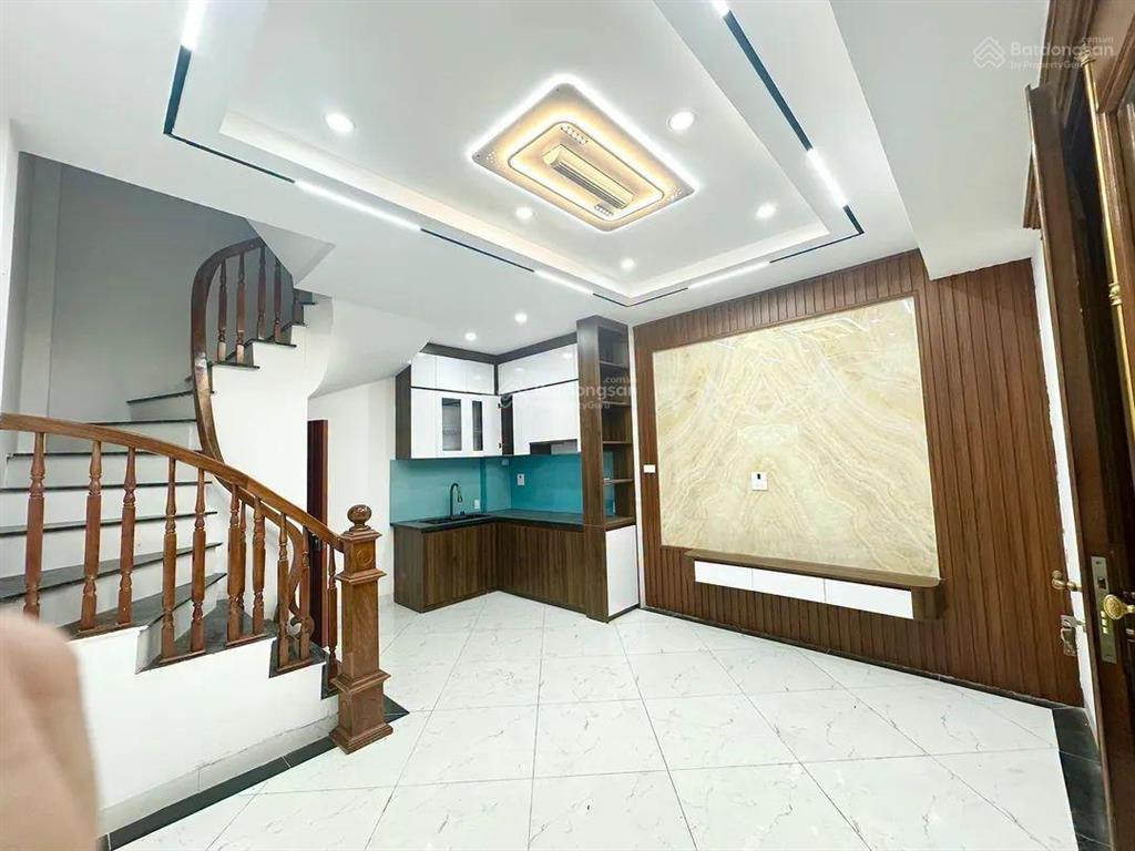Cắt lỗ,chào 5,05 tỷ, nhà 5 tầng yênngưu,phantrọngtuệ ô tô đỗ gần,vài bước chân ra chợ