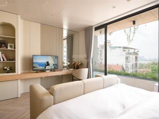 Ngay gần hồ, ô tô đỗ cửa new 100%, nhà full đồ ban công to, view hồ tây, giặt sấy riêng