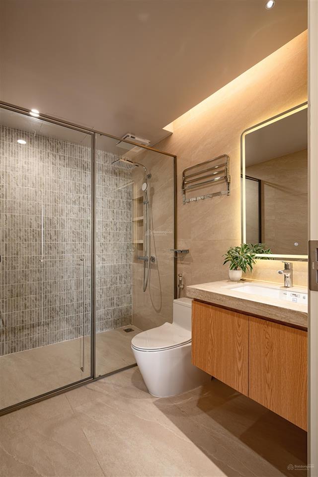 Ngay gần hồ, ô tô đỗ cửa new 100%, nhà full đồ ban công to, view hồ tây, giặt sấy riêng