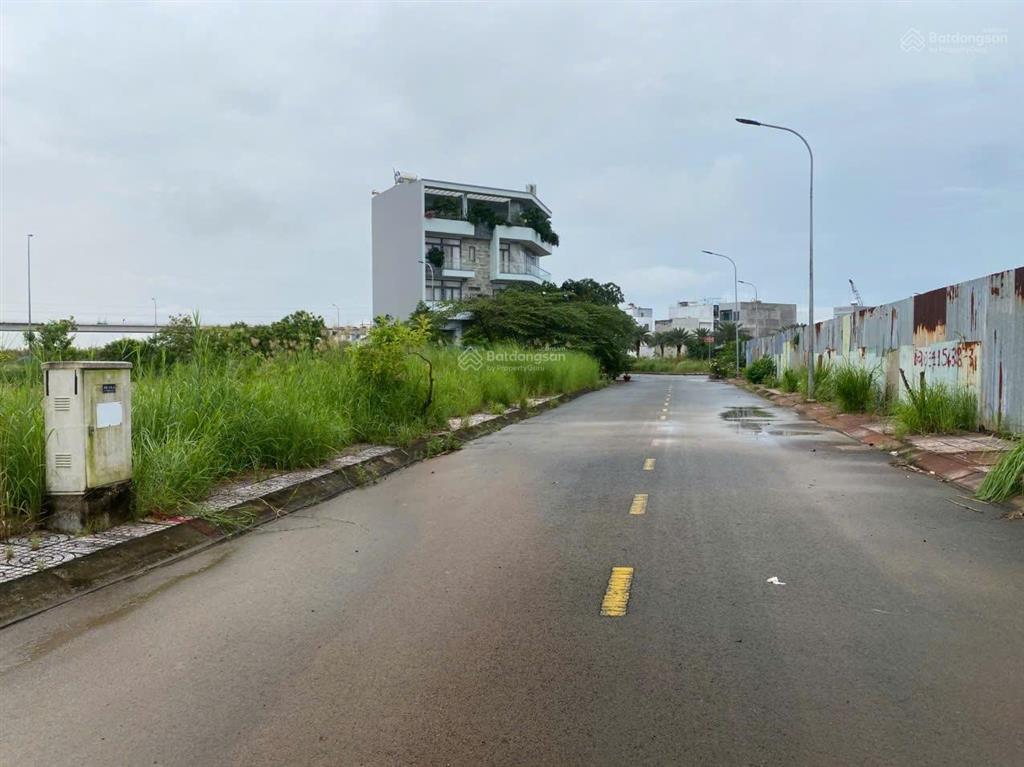 Đường 10m thông ra đường 20m, 5x17=85,2m2 sổ vuông 5,2 tỷ