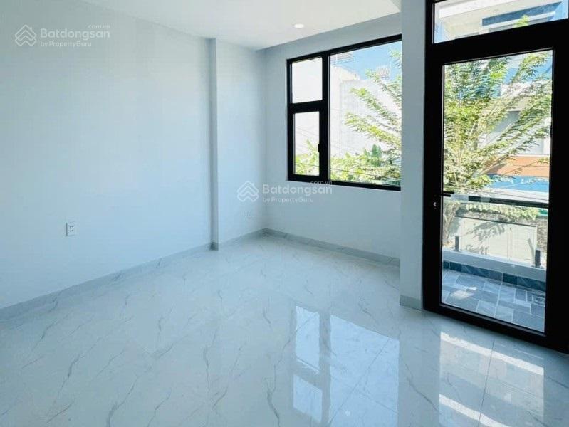Nhà 3 tầng 4pn 5wc sổ hồng hoàn công, nhà mới ở ngay