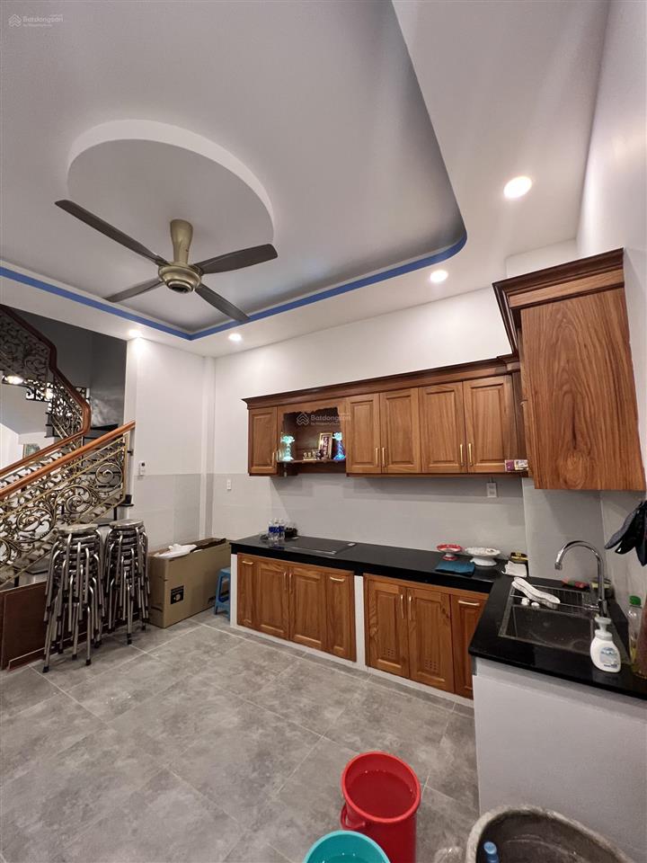 * cho thuê nhà 4 tầng, gần vincom võ văn ngân, linh chiểu, thủ đức  giá 23 triệu/th