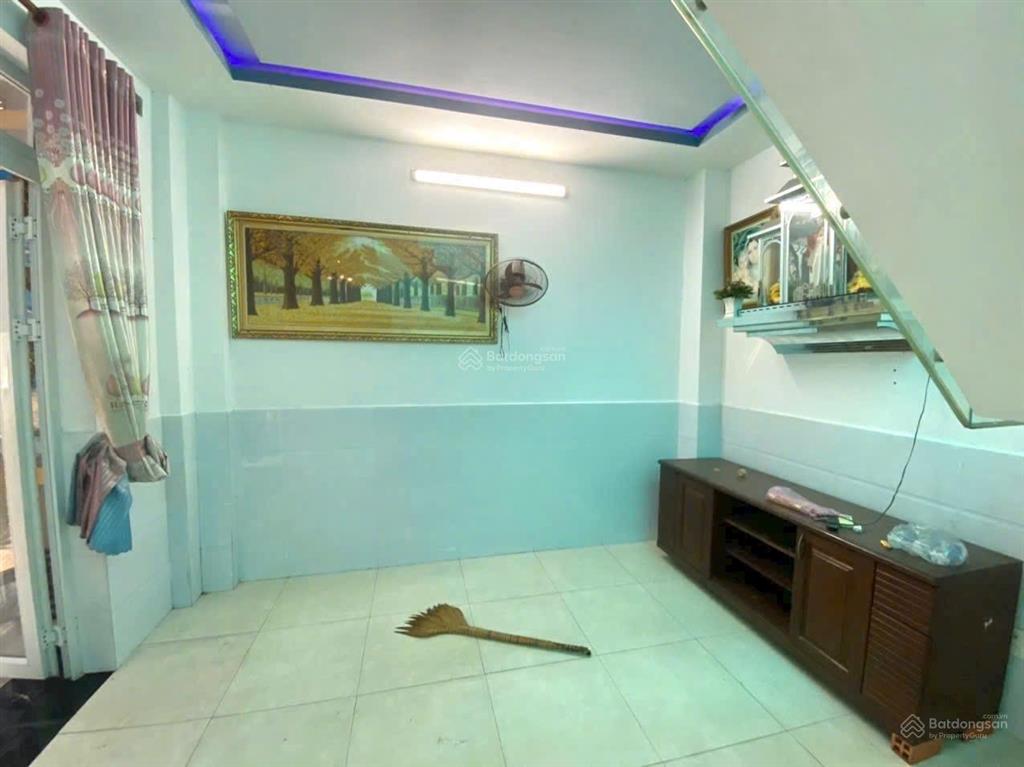 * cho thuê nhà 2 tầng (có 3 pn)  sát đh ngân hàng, thủ đức  dân trí cao  giá 10 triệu/th