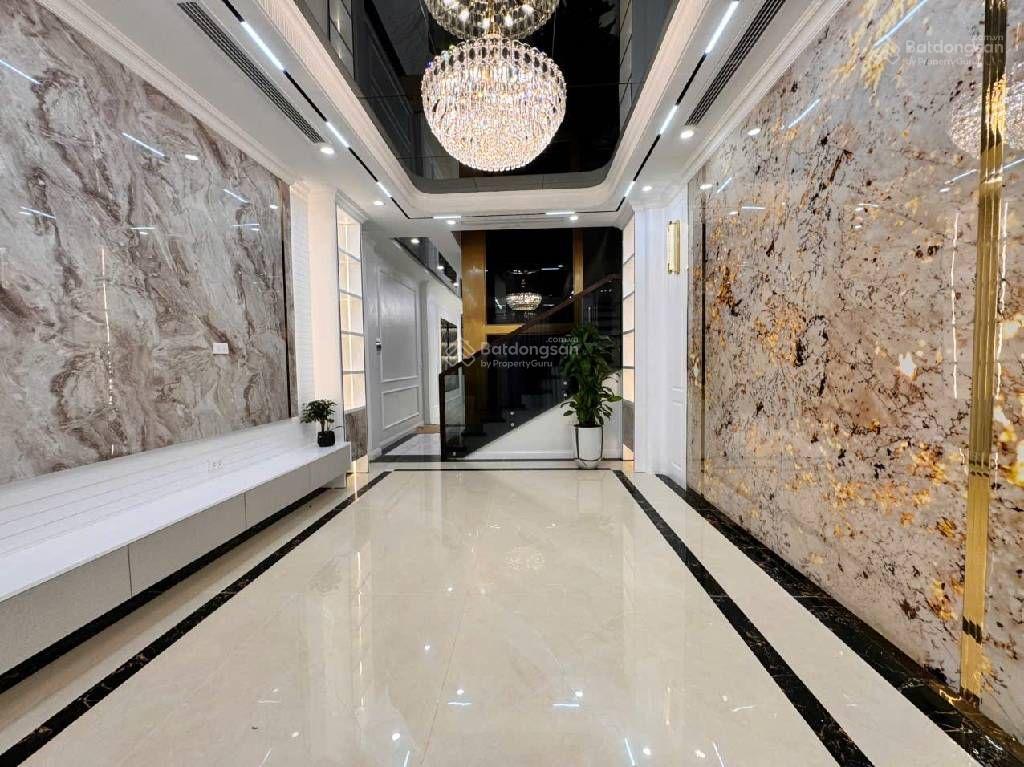 Bán nhà hoàng quốc việt, dt57m, mt4m, phân lô 7 tầng thang máy, ô tô vào nhà, gần phố