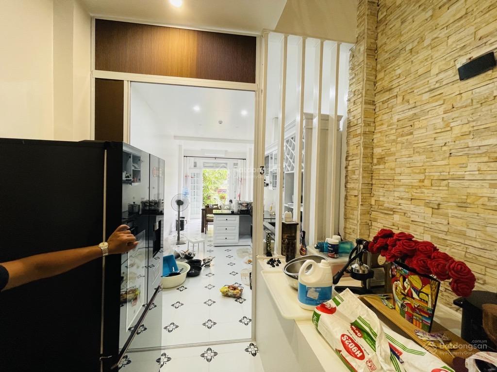 Bán nhà phố trần quý kiên, 5 tầng thang máy, phân lô, ô tô tránh, kinh doanh