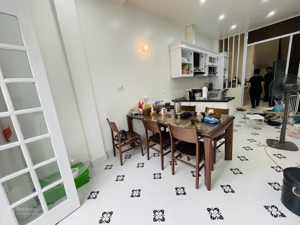 Bán nhà phố trần quý kiên, 5 tầng thang máy, phân lô, ô tô tránh, kinh doanh