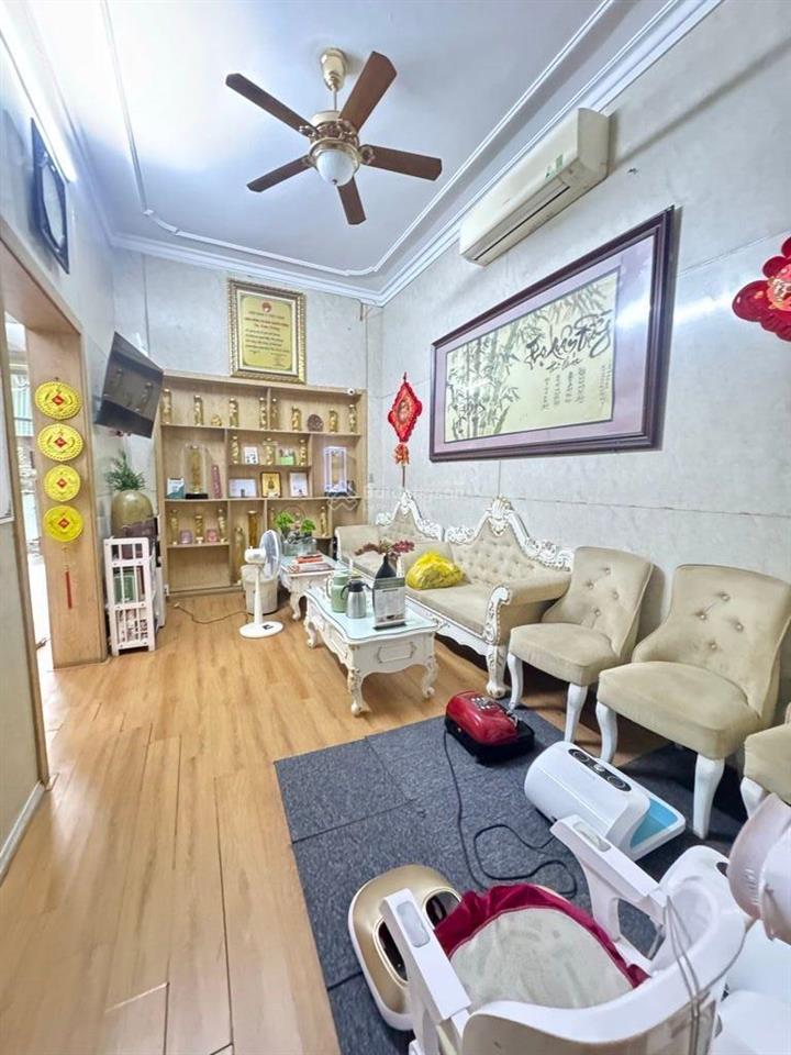 Bán nhà phố trần quốc hoàn, diện tích 60m, mặt tiền 5,5m, phân lô, ô tô tránh, kinh doanh.