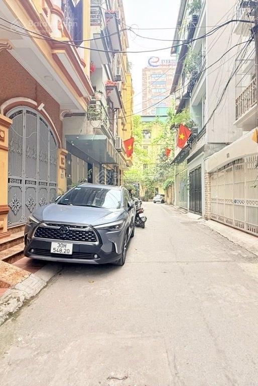 Bán nhà phố trần quốc hoàn, diện tích 60m, mặt tiền 5,5m, phân lô, ô tô tránh, kinh doanh.