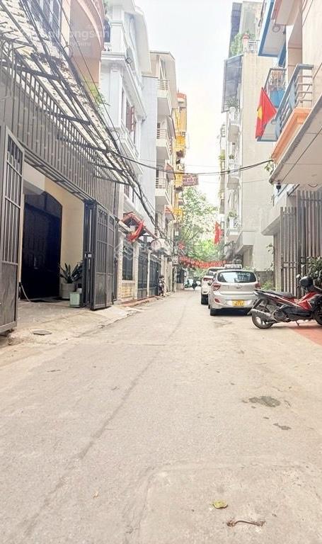 Bán nhà phố trần quốc hoàn, diện tích 60m, mặt tiền 5,5m, phân lô, ô tô tránh, kinh doanh.