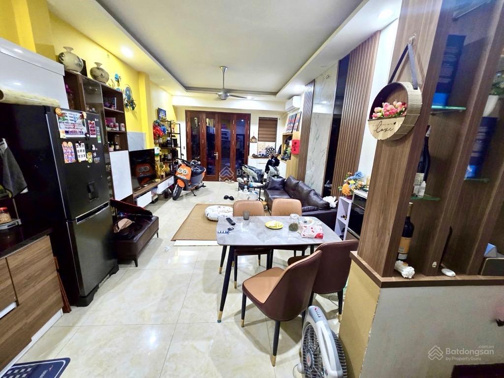 Bán nhà phố cầu giấy, dt50m, nhà đẹp, ngõ thông, gần phố, gần ô tô.