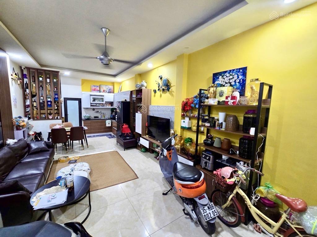 Bán nhà phố cầu giấy, dt50m, nhà đẹp, ngõ thông, gần phố, gần ô tô.