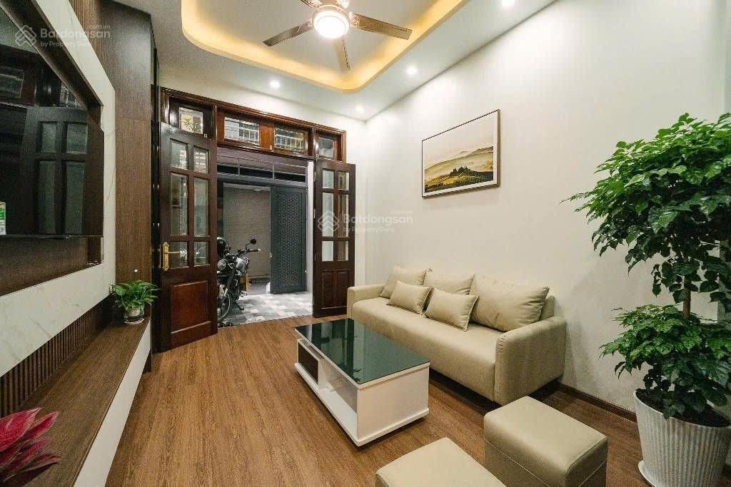 Bán nhà phố nguyễn đình hoàn, dt46m, phân lô, kinh doanh.