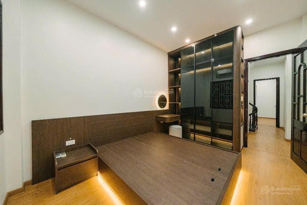 Bán nhà phố nguyễn đình hoàn, dt46m, phân lô, kinh doanh.