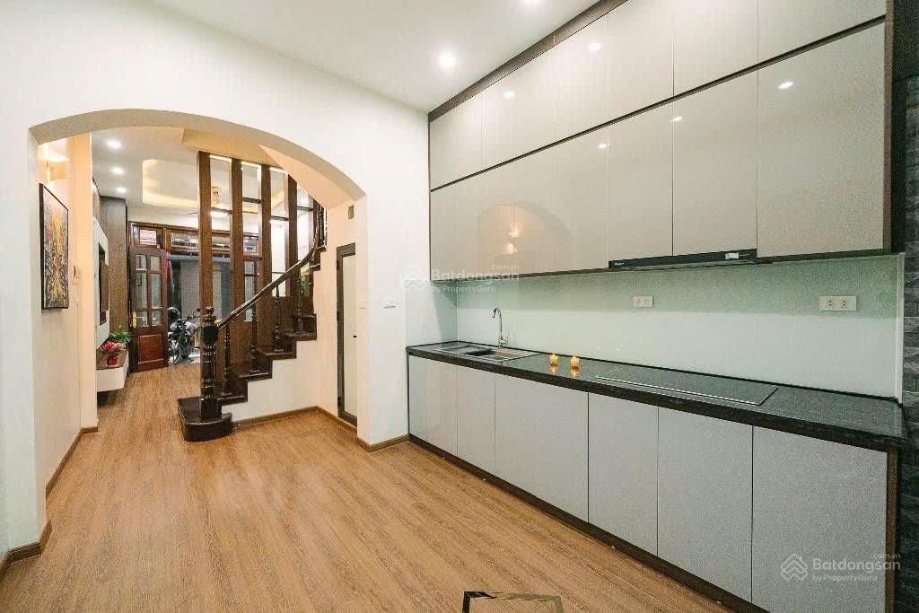 Bán nhà phố nguyễn đình hoàn, dt46m, phân lô, kinh doanh.