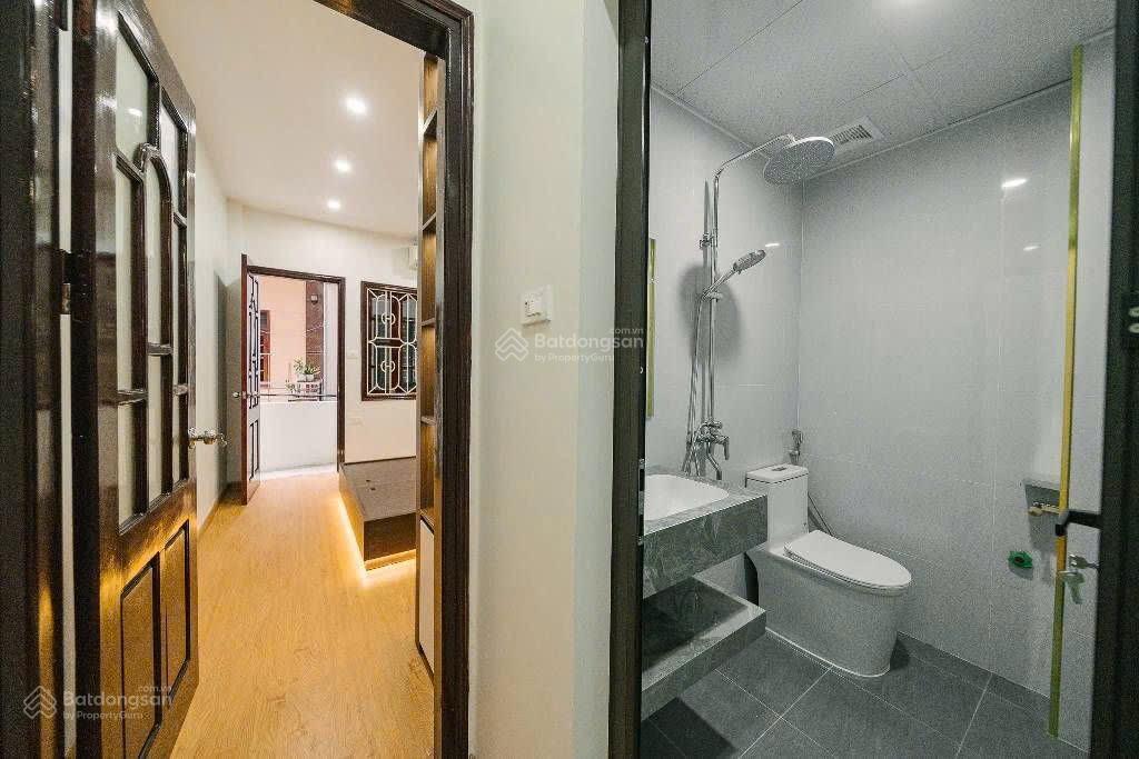 Bán nhà phố nguyễn đình hoàn, dt46m, phân lô, kinh doanh.