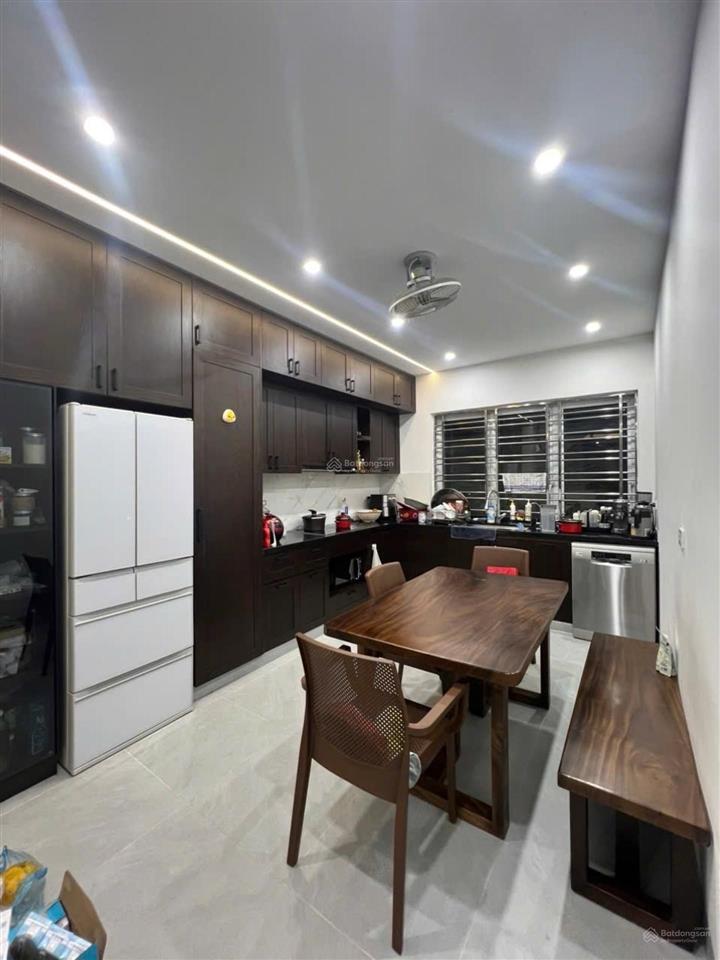 Bán nhà phố xuân thuỷ, dt55m, 2 thoáng, gần ô tô, gần phố.