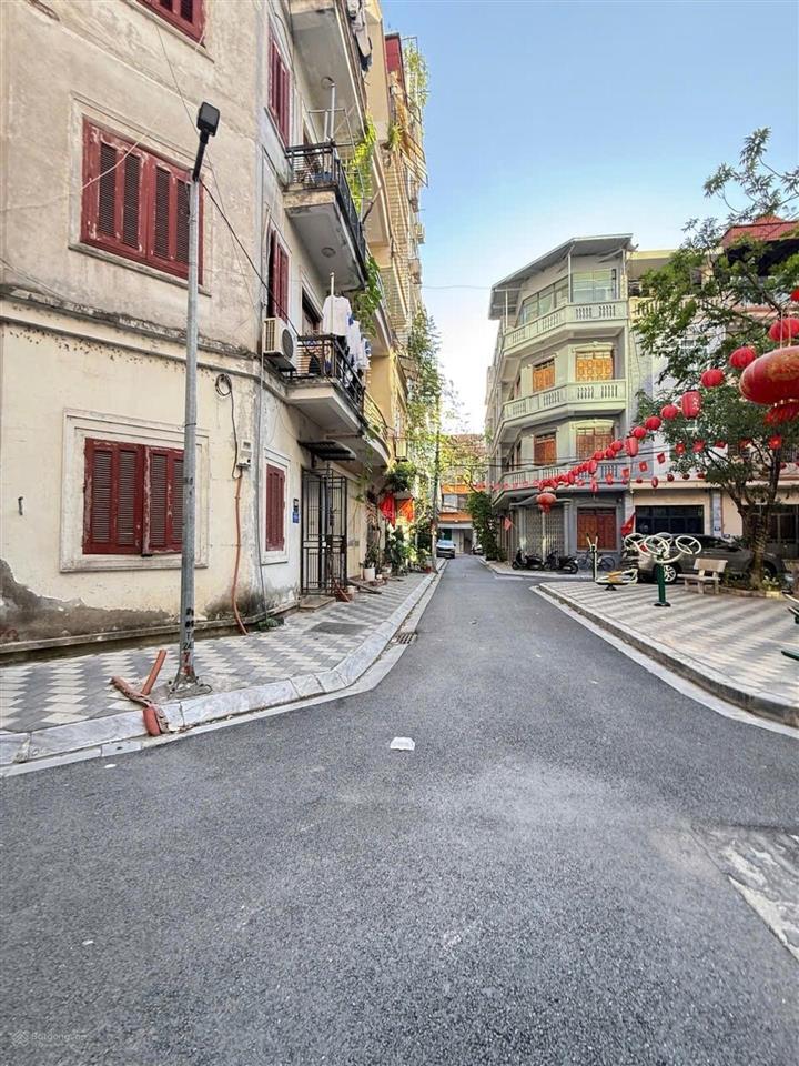 Bán nhà phố nghĩa đô, dt68m, mt5,5m, phân lô, ô tô tránh. lô góc, view công viên.