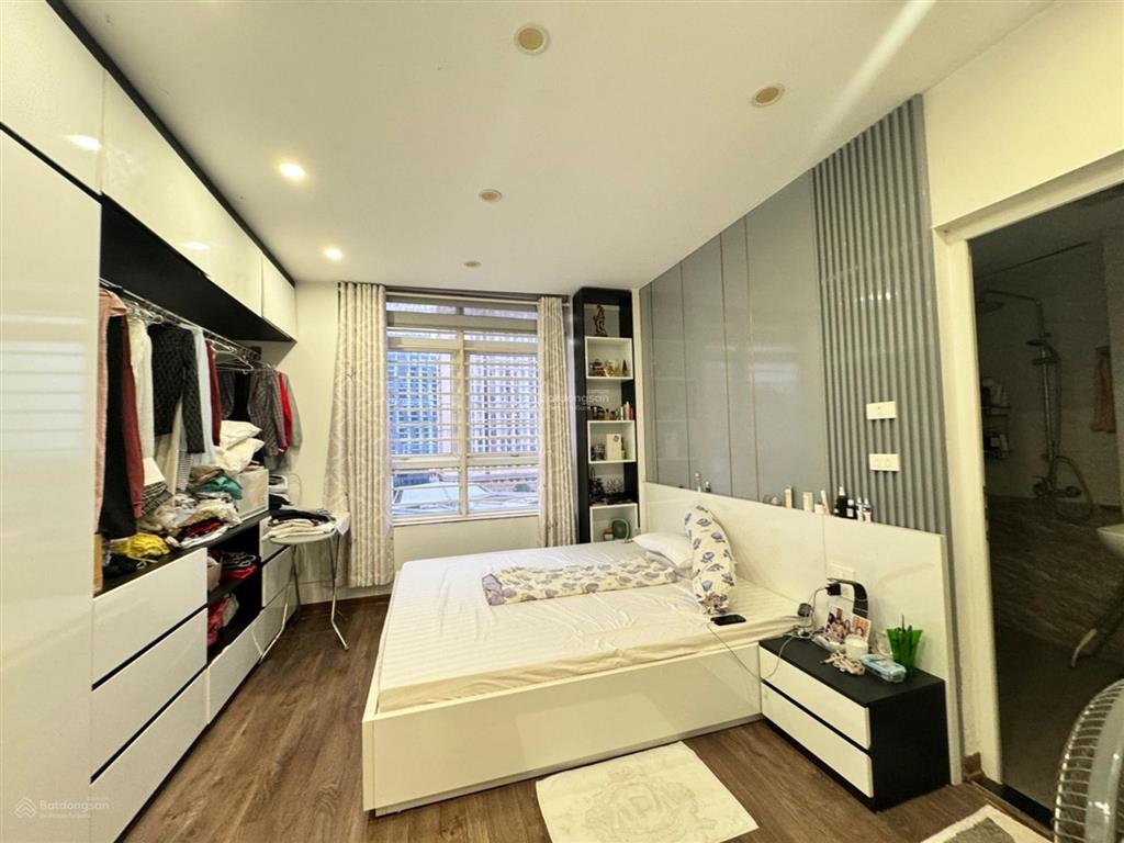 Bán căn hộ, tòa c18 lạc long quân, dt102m, 3 ngủ, căn góc tầng trung, full nội thất