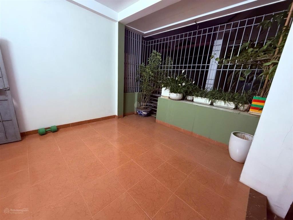 Bán nhà phố hoàng quốc việt, dt42m, mt4,2m, phân lô, ô tô tránh, full nội thất.