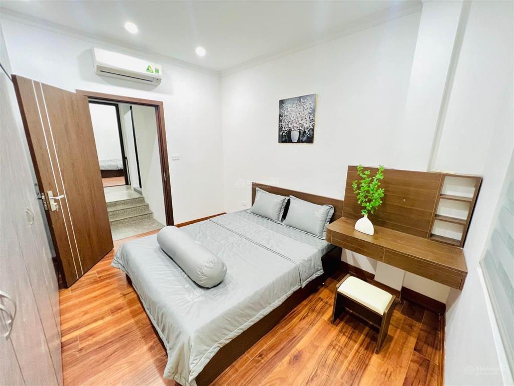 Bán nhà trần quốc hoàn, dt40m, mt4m, 6 tầng, phân lô bàn cờ, ô tô tránh, kinh doanh