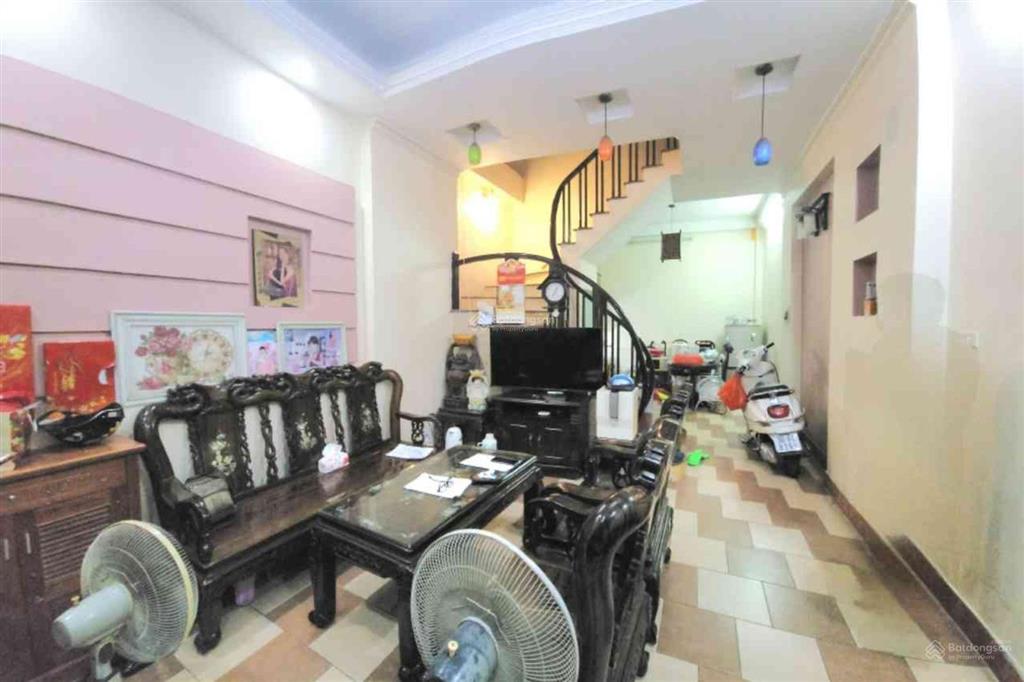 Bán nhà phố cầu giấy, dt42m, mt4m, lô góc dân xây, sát ô tô, kinh doanh.