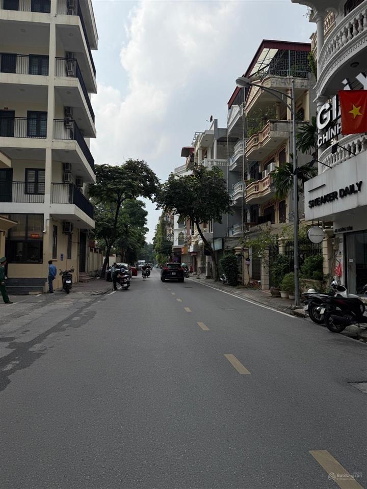 Bán tòa văn phòng, mặt phố hoàng sâm, dt85m, 7 tầng thang máy, kinh doanh.